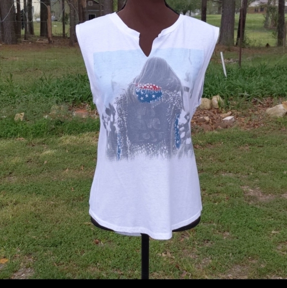 Vintage Style Sleeveless Graphic Tank - Picture 16 of 16